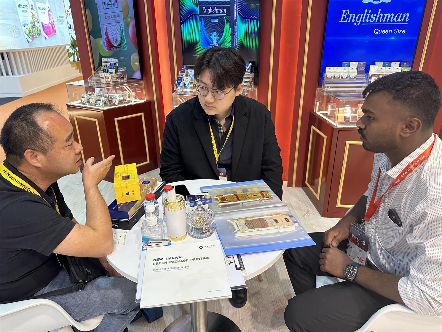 3.世界烟草展会期间，新天外印刷与ORA TOBACCO客户会谈.jpg